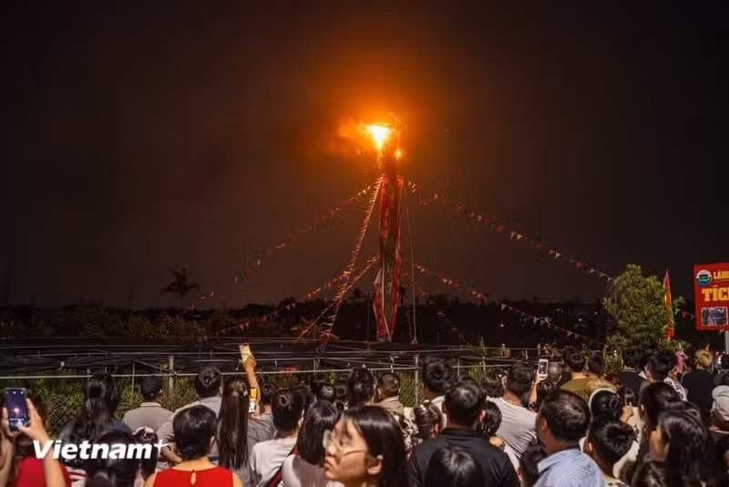 正月十四日晚约8时，村民开始点燃火炬，同时迎请圣轿从吴庙返回村祠堂。 除4支巨型火炬外，庙会期间还有大量小型“龙火炬”。据村中高龄长者介绍，吴庙祭圣活动自1432年延续至今，每3年举行一次，固定于子、午、卯、酉年举办。