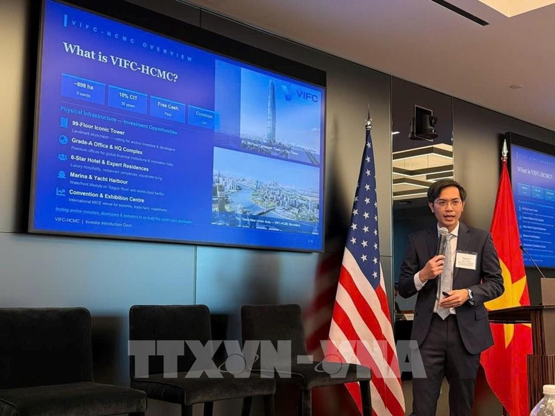 3月23日，在纽约举行的越美商业论坛上，胡志明市越南国际金融中心管理机构副主任阮友勋分享了他对越南国际金融中心-胡志明市投资机遇的见解。（图片来源：越通社）
