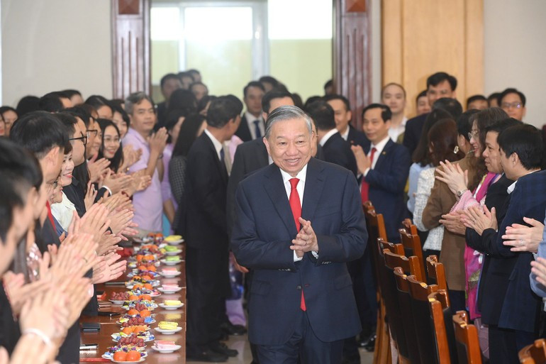 越共中央总书记苏林出席越共中央办公厅“庆建党—贺新春”见面会。