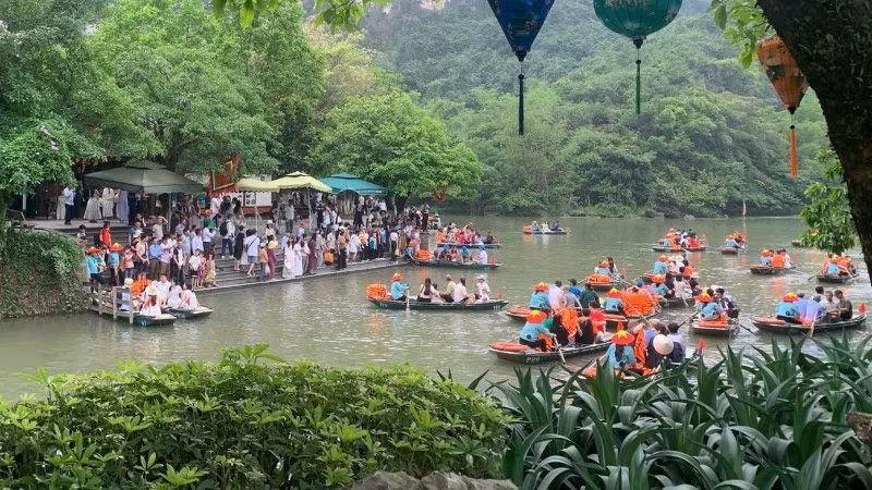 游客探索宁平省。