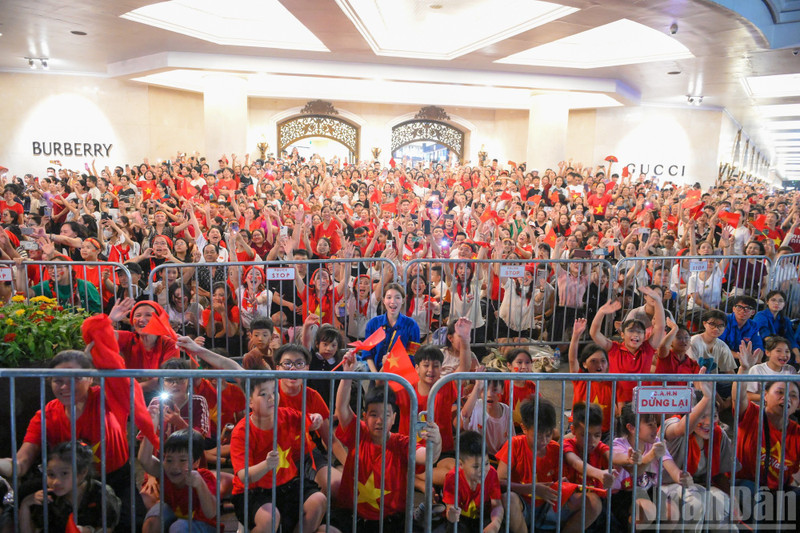 首都人民观看庆祝八月革命和9·2国庆80周年（A80任务）阅兵、游行国家级预演。