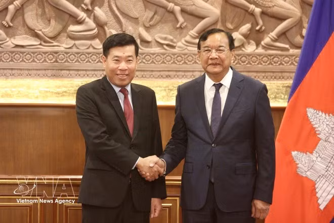 柬埔寨副首相兼外交与国际合作部大臣、柬埔寨人民党中央外委会主席布拉索昆会见越共中央委员、外交部副部长阮孟强（左）。（图片来源：越通社）