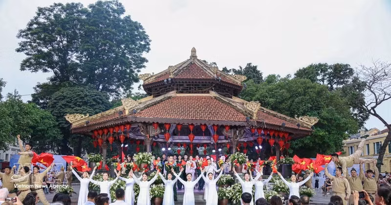 在河内还剑湖步行街区的八角楼，每周日午后举办的“周末音乐”活动正逐渐成为首都居民和游客熟悉的打卡点。（图片来源：越通社）