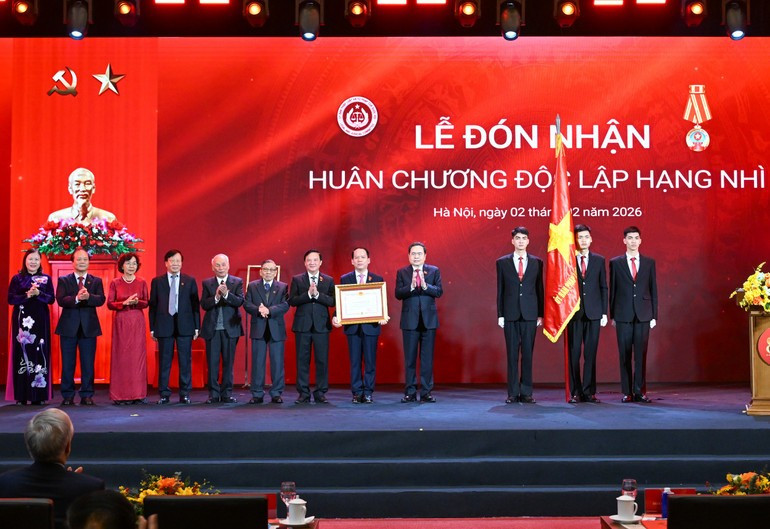 越南国会主席陈青敏向法律与司法委员会授予二级独立勋章。