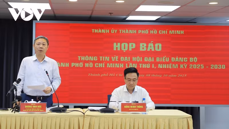 胡志明市委宣教与民运部部长杨英德在新闻发布会上发表讲话。（图片来源：越南之声）