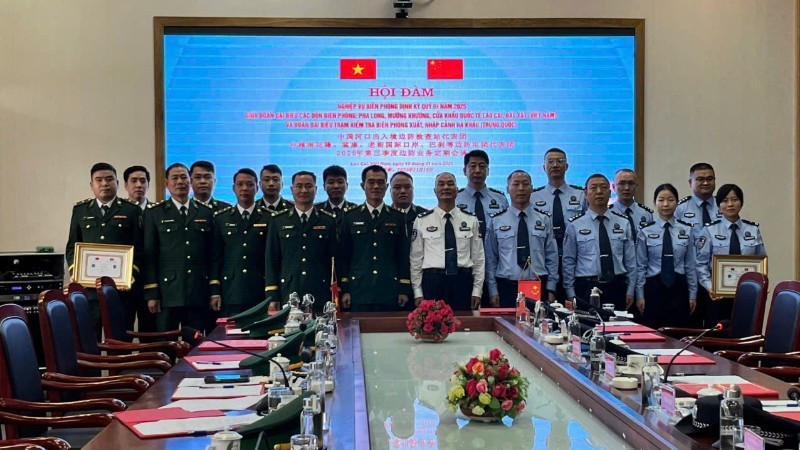 双方代表合影留念。