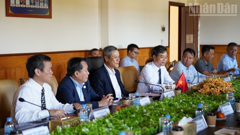 阮明宇大使与蒙多基里省政府领导举行会议。