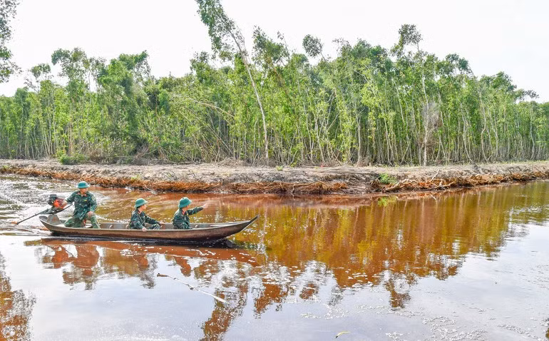 第30团的部队战士们乘船巡逻保护森林。