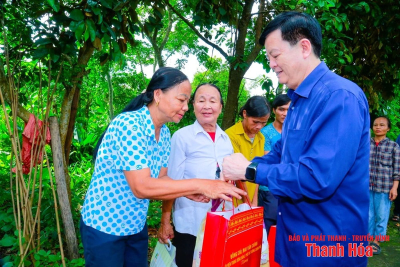 梅文正副总理向受暴雨洪水影响的民众赠送慰问品。（图片来源：清化省报）