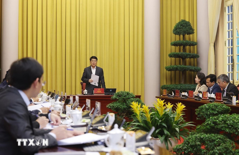 梁强主席在会上发表讲话。（图片来源：越通社）