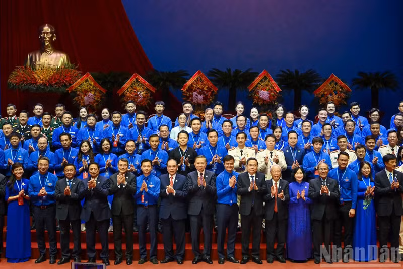 苏林总书记、国家主席以及党和国家领导、前领导祝贺胡志明共青团第十三届中央委员会。