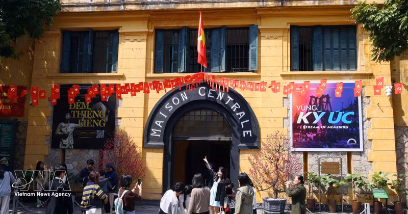 火炉监狱遗迹也实行免费开放，吸引了众多游客前来参观。（图片来源：越通社）
