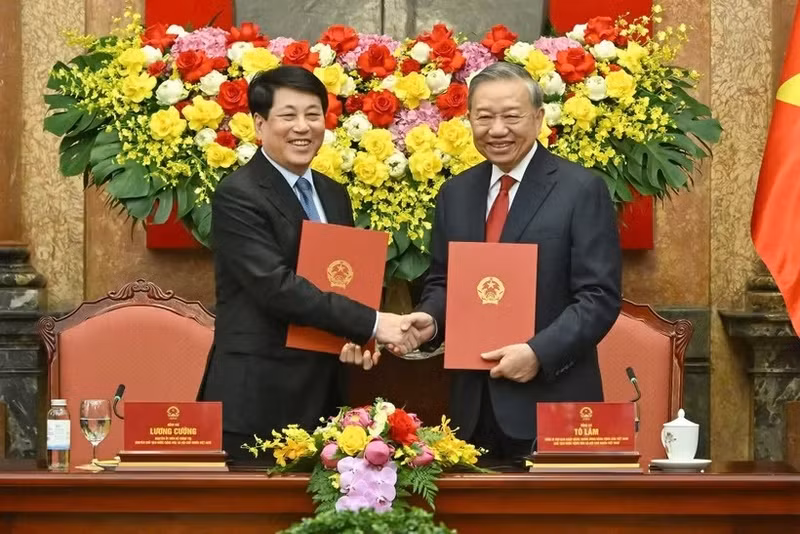 越共中央总书记、越南国家主席苏林与前国家主席梁强交接工作。（水原 摄）