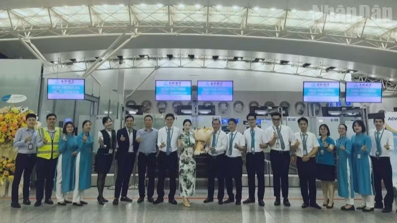 中国春秋航空正式开通两条定期国际往返航线，连接上海、宁波与越南首都河内。