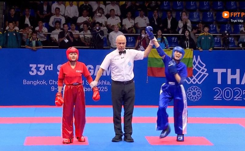 黄氏翠江（右）在第33届东南亚运动会踢拳项目女子50公斤级点数对抗赛中表现出色，为越南体育代表团摘下了第42枚金牌