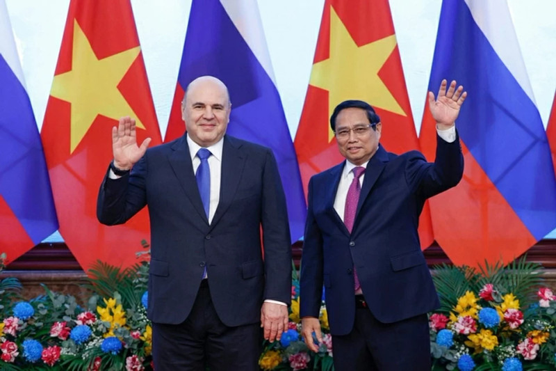 越南总理范明正在2025年1月14日至15日俄罗斯总理米哈伊尔·米舒斯京对越南进行正式访问期间与其举行了会谈。（图片来源：国际报）