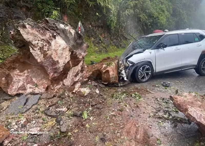 持续强降雨引发山体滑坡，巨石砸中正在山罗省芒布乡高坡路段行驶的汽车。（图片来源：越通社）