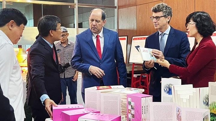 展示关于胡志明主席的作品。