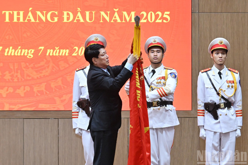 国家主席梁强向公安部授予三级劳动勋章。