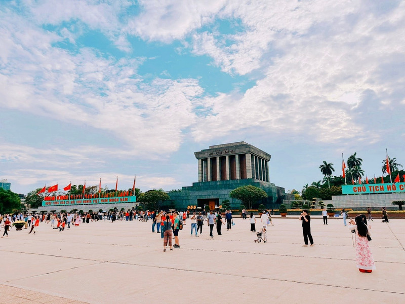 附图：胡志明主席陵。