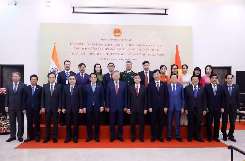 越共中央总书记、国家主席苏林一行与越南大使馆代表和侨胞们合影。