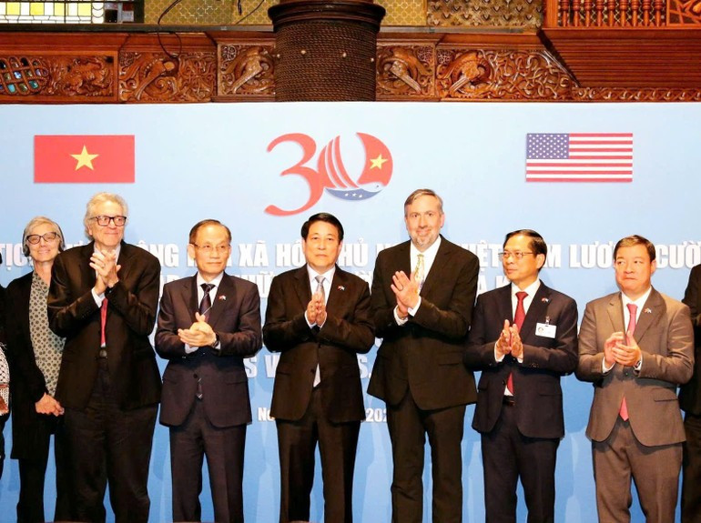 越南国家主席梁强同出席见面会的各位代表。（春棋 摄）
