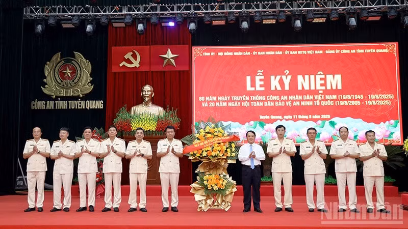 越共中央委员、宣光省省委书记侯阿令送花祝贺省公安厅领导。