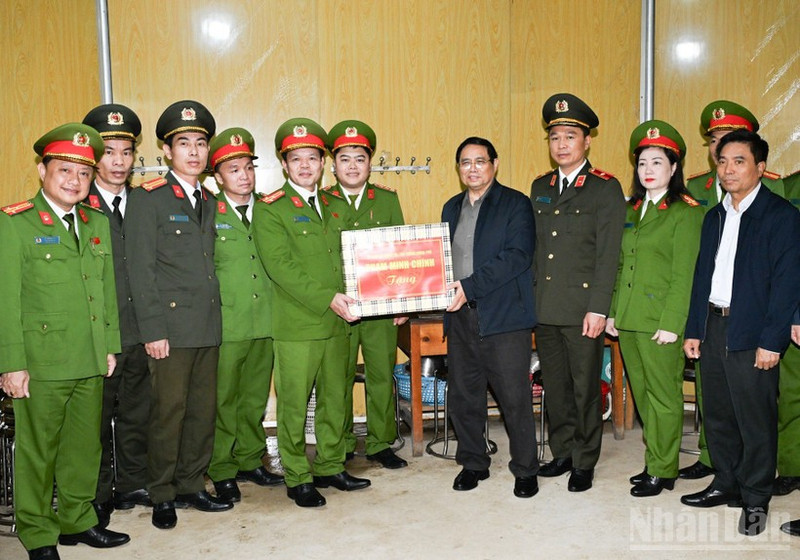 政府总理范明正走访慰问了安姜乡干部、群众及武装力量。