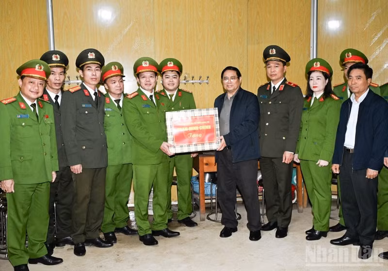 政府总理范明正走访慰问了安姜乡干部、群众及武装力量。