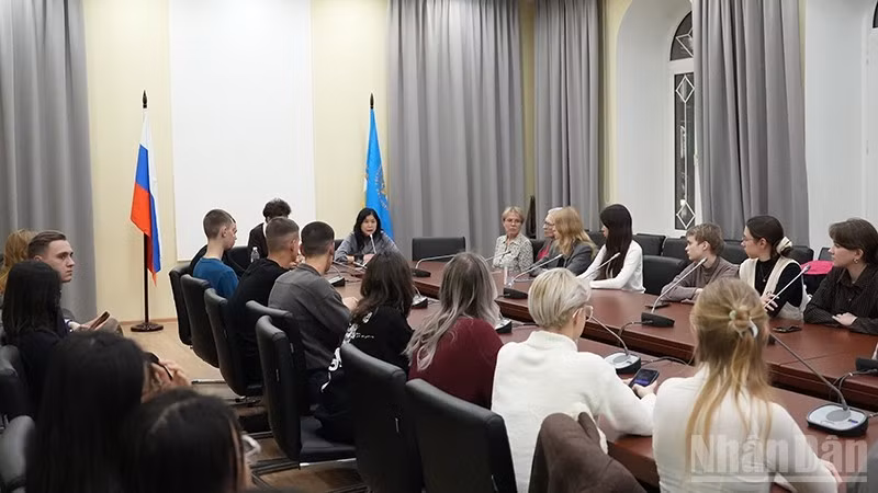 俄越籍教师和学生参加了MGLU越南语俱乐部的年度会议。（图片来源：春兴 摄）