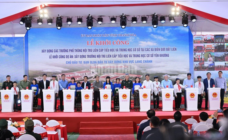 越南政府总理范明正出席在清化省安姜乡举行的72所陆地边境乡九年一贯制寄宿学校开工仪式主会场。