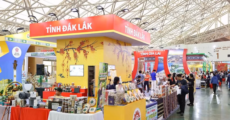 西原地区各省市的展位。（图片来源：越通社）