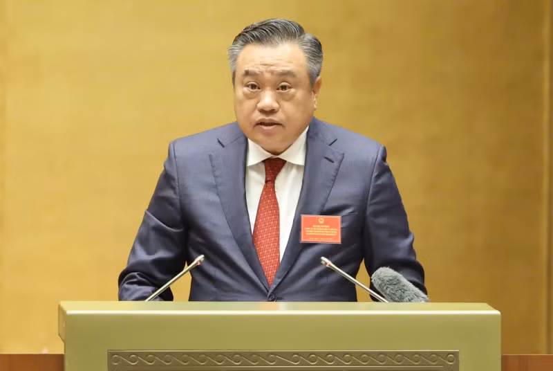 越共中央检查委员会主任陈士青在会上作报告。