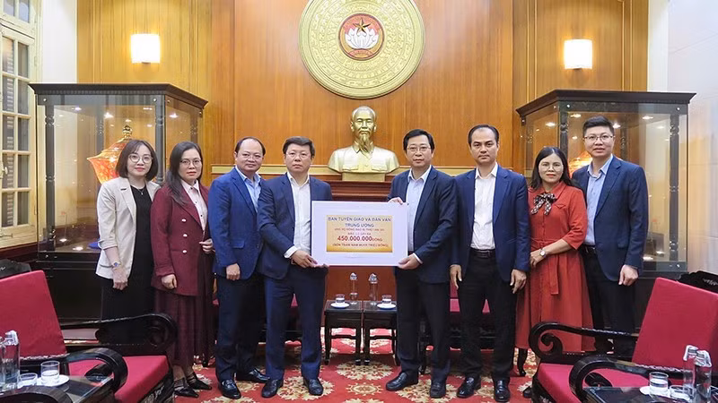 陈青林副部长移交宣教与民运部全体干部、党员和劳动者为协助洪灾民众开展灾后重建工作筹集到的4.5亿越盾善款。