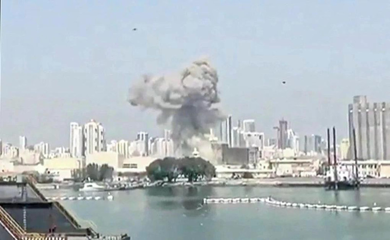 2月28日，巴林海军作战支援中心（NSA）冒出浓烟。该国约有100名越南籍员工。（图片来源：越通社）