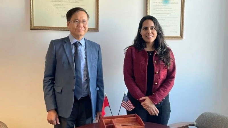 越南驻旧金山总领事黄英俊与洛杉矶国际关系副市长迪尔普里特·西杜。