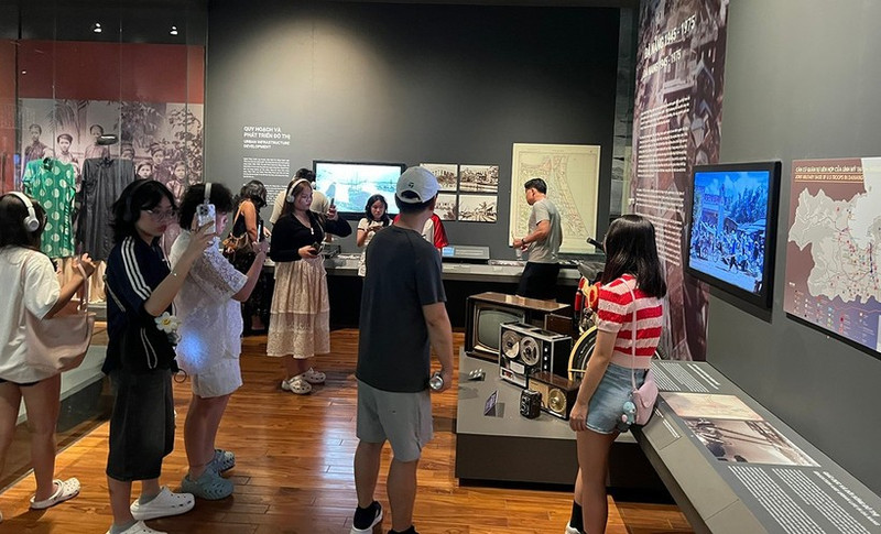 游客参观岘港博物馆。