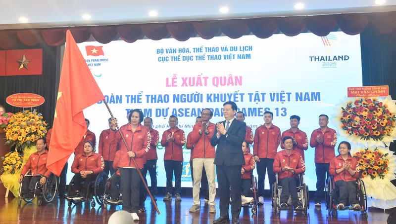 越南政府副总理梅文政出席越南残疾人体育代表团参加第十三届东盟残运会出征仪式。（图片来源：VGP）