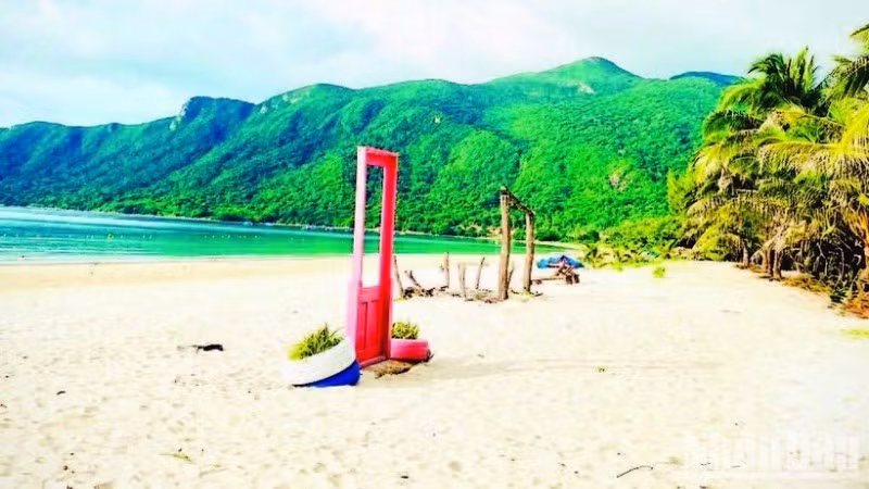 昆岛拥有平坦的海滩、细腻的白沙和清澈湛蓝的海水，使其成为极具吸引力的旅游目的地。