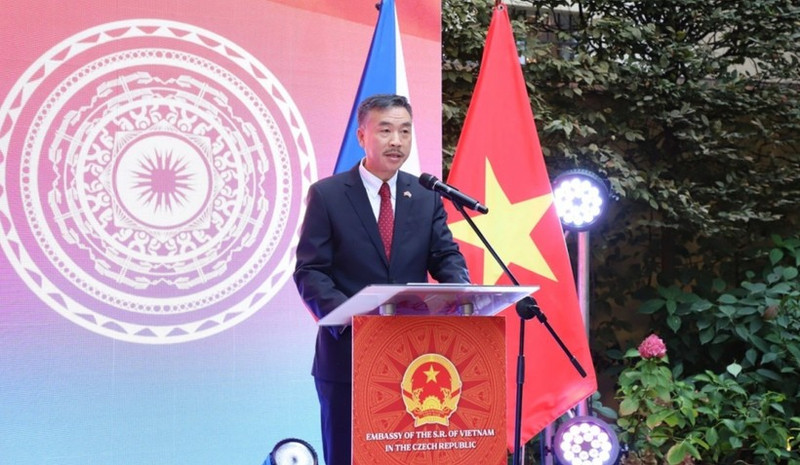 越南驻捷克大使杨怀南在开幕辞中的讲话。（图片来源：越南之声）