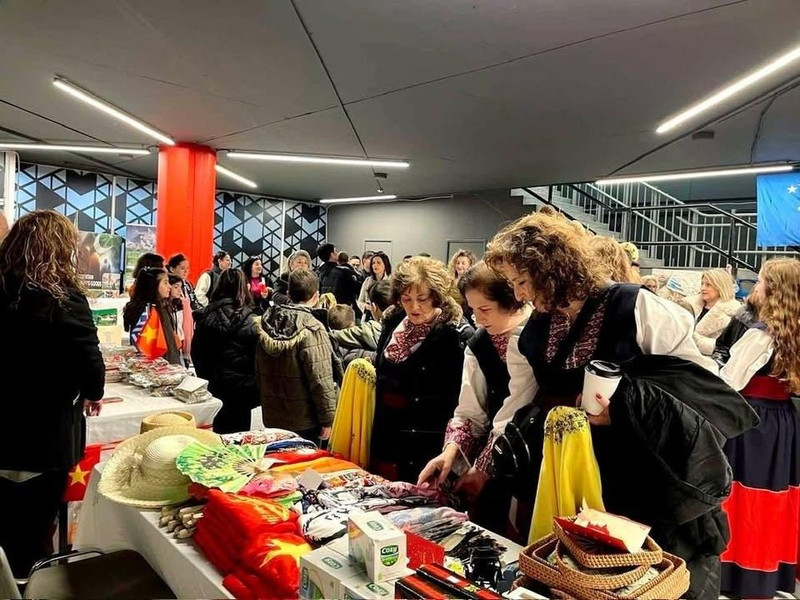 越南展位吸引很多外国游客前来参观。