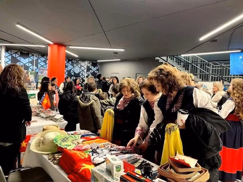 越南展位吸引很多外国游客前来参观。