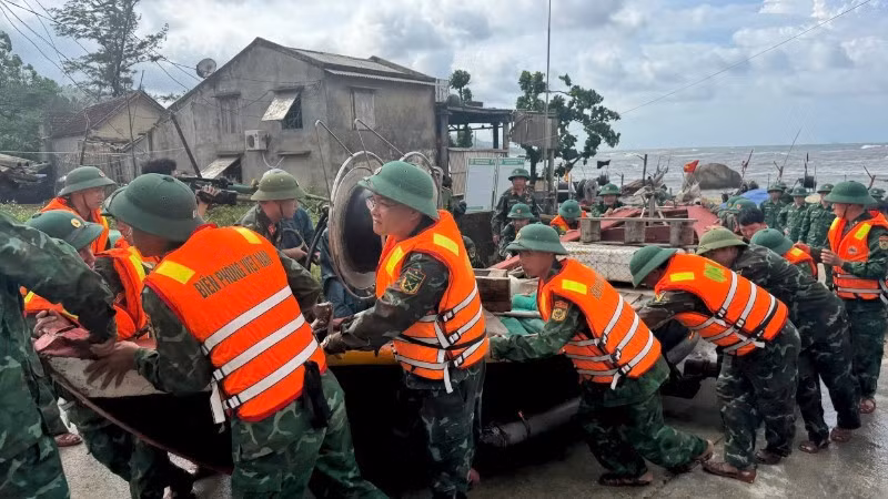 河静省部队力量协助人们将车辆转移到安全避难所。