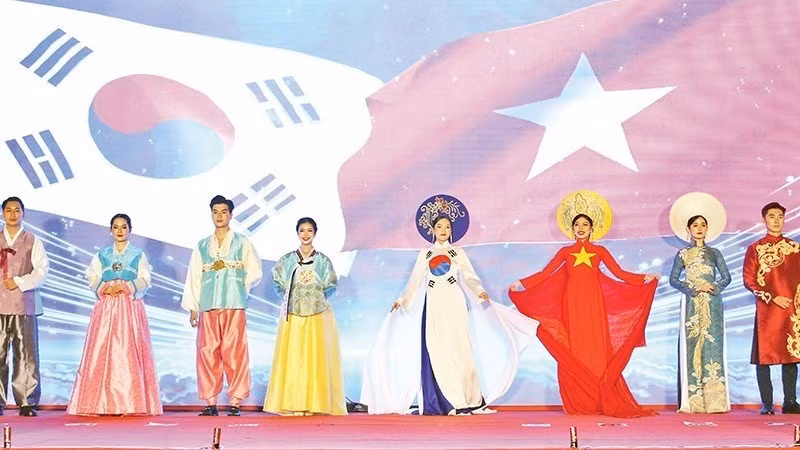 越南和韩国传统服饰表演。