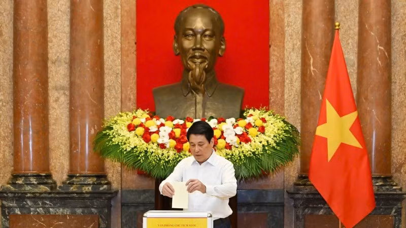 越南国家主席梁强进行捐款。（水原 摄）