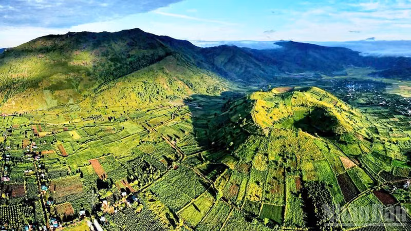 诸当亚火山之美吸引众多游客。