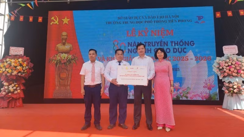 《人民报》社代表向学校赠送奖学金。