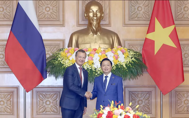 越南政府副总理陈红河会见俄罗斯联邦委员会第一副主席安德烈·亚茨金。（图片来源：VGP）
