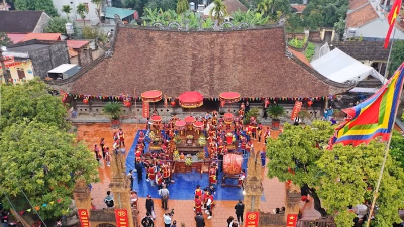 游客前来祥飘亭参观拜佛。