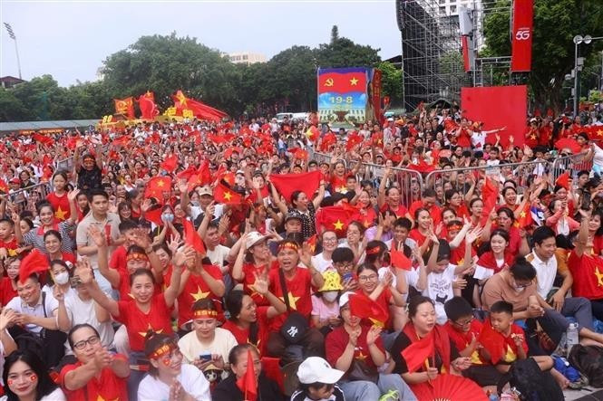 来自全国各地的大批民众从一大早就赶到现场，希望能占到视野良好的位置，方便观赏。（图片来源：越通社）